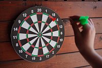 Zielscheiben-Set 38 cm + 6 Stk. scharfe Darts